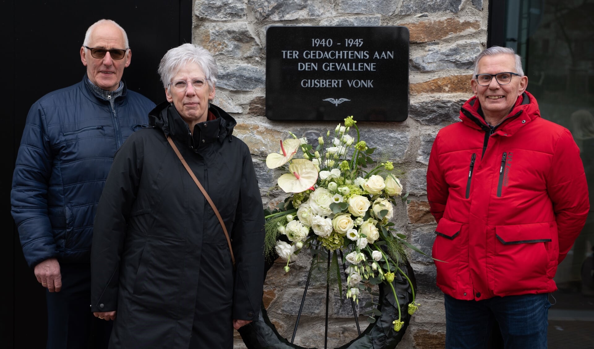 Familieleden Hennie Haalboom, Wilma Kolstein en Rob Vonk bij de onthulde plaquette op station Driebergen-Zeist.