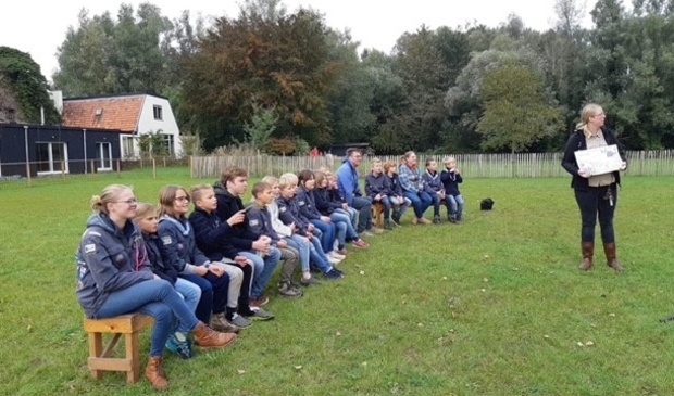 <p>Leden van de scoutingclub gaan collecteren voor Jantje Beton.</p>
