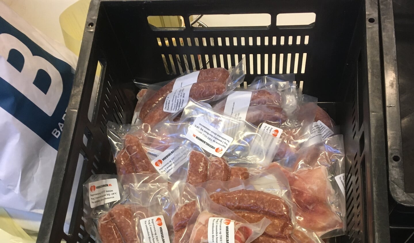 Zes kratten vlees van Bartiméus naar Voedselbank