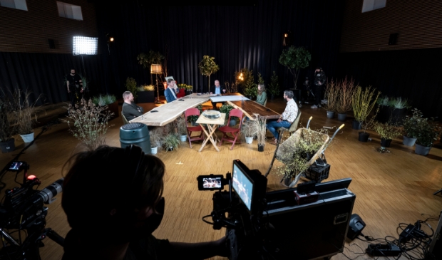 Aan twee tafels schoven steeds nieuwe gasten aan voor een anderhalf uur durende talkshow
