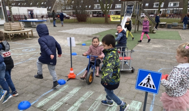 De kinderen van groep 1/2 leren hoe ze veilig kunnen oversteken bij een zebrapad.