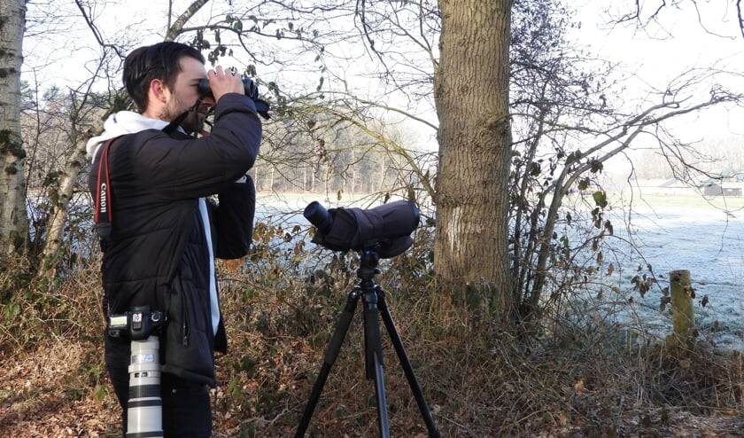 Natuurliefhebber en vogelaar Sven Valkenburg in actie op een archieffoto.