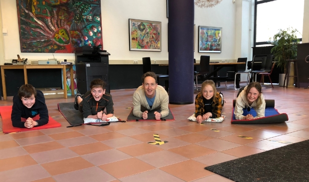 Leerkracht Evert Rang gaat tussen de lessen door met de kinderen bewegen om ze weer fit en fris te krijgen.