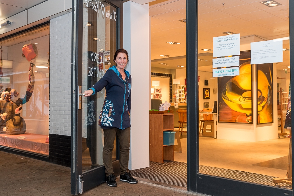 <p>Olivia O’Keeffe bij de ingang van haar nieuwe galerie</p>