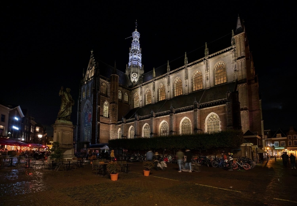 <p>De Grote of St. Bavokerk in de avonduren.</p>