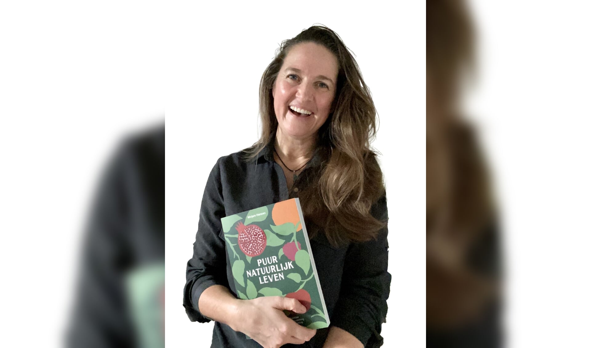 Mirjam Henzen met kookboek Puur Natuurlijk Leven