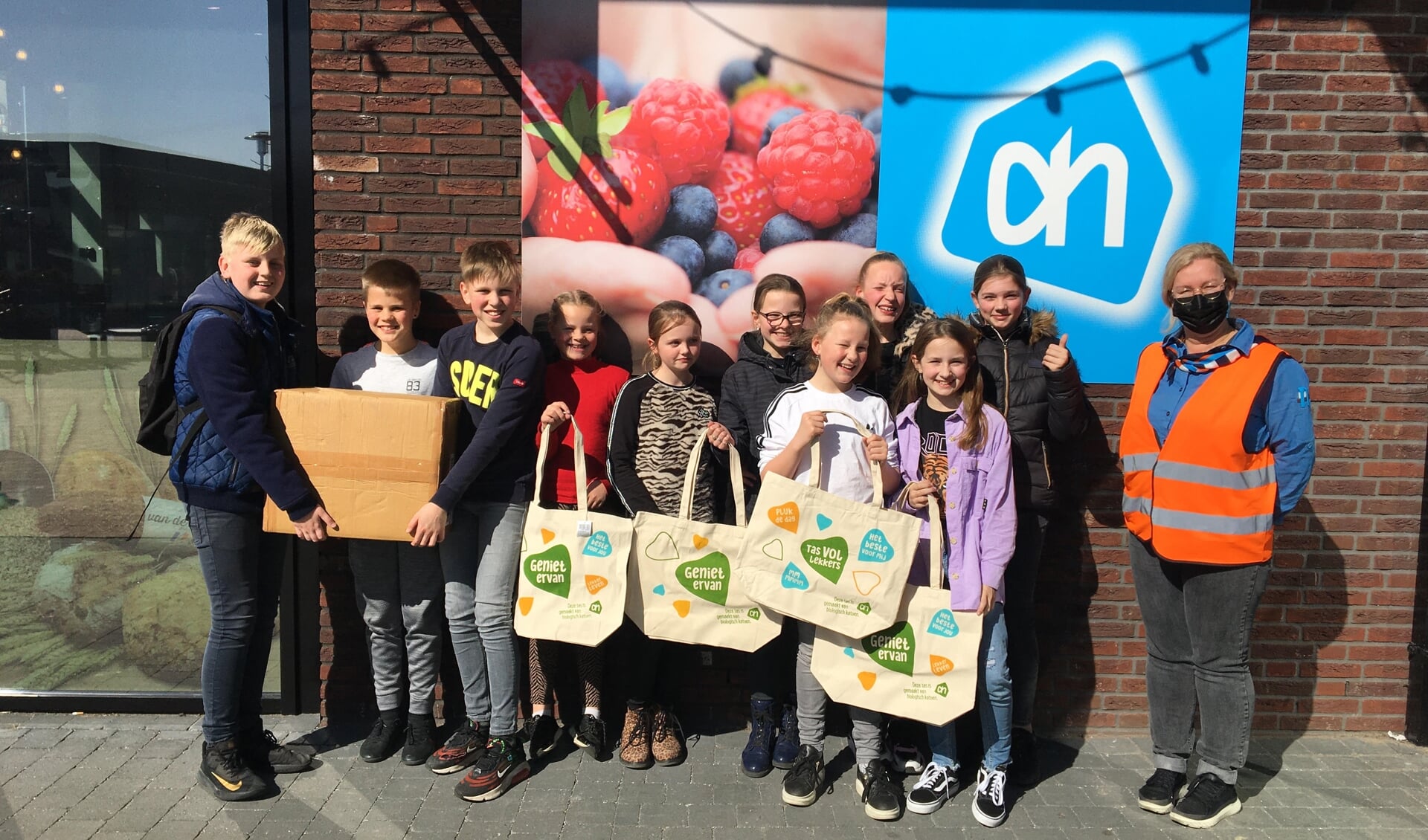 Groep 7/8 van OBS Den Beemd uit Hoogblokland, die duurzame tasjes ontvangen van de AH