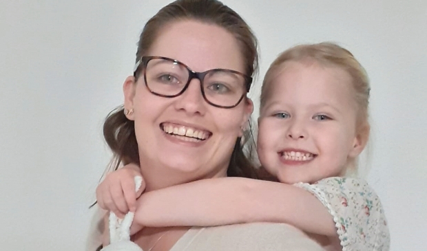 <p>Suzanne is een getrouwde, jonge vrouw en moeder van twee dochters. </p>