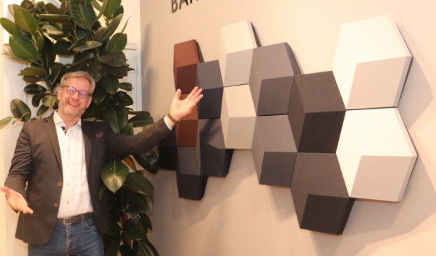 <p>Storemanager Albert Sebel bij de BeoSound Shape.</p>