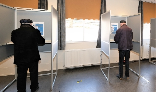 <p>Maandag kon er al gestemd worden, zoals hier in het Dorpshuis in Achterberg. Op een veilige manier uiteraard. (Foto: Jan van den Brink)&nbsp;</p>