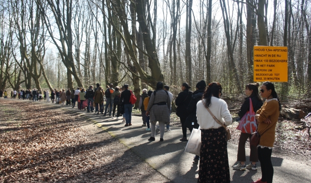 <p>Lange rijen voor de ingang van het bloesempark.</p>