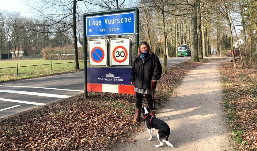Christine Schut met haar hond Tebbie aan de wandel in de Lage Vuursche. 