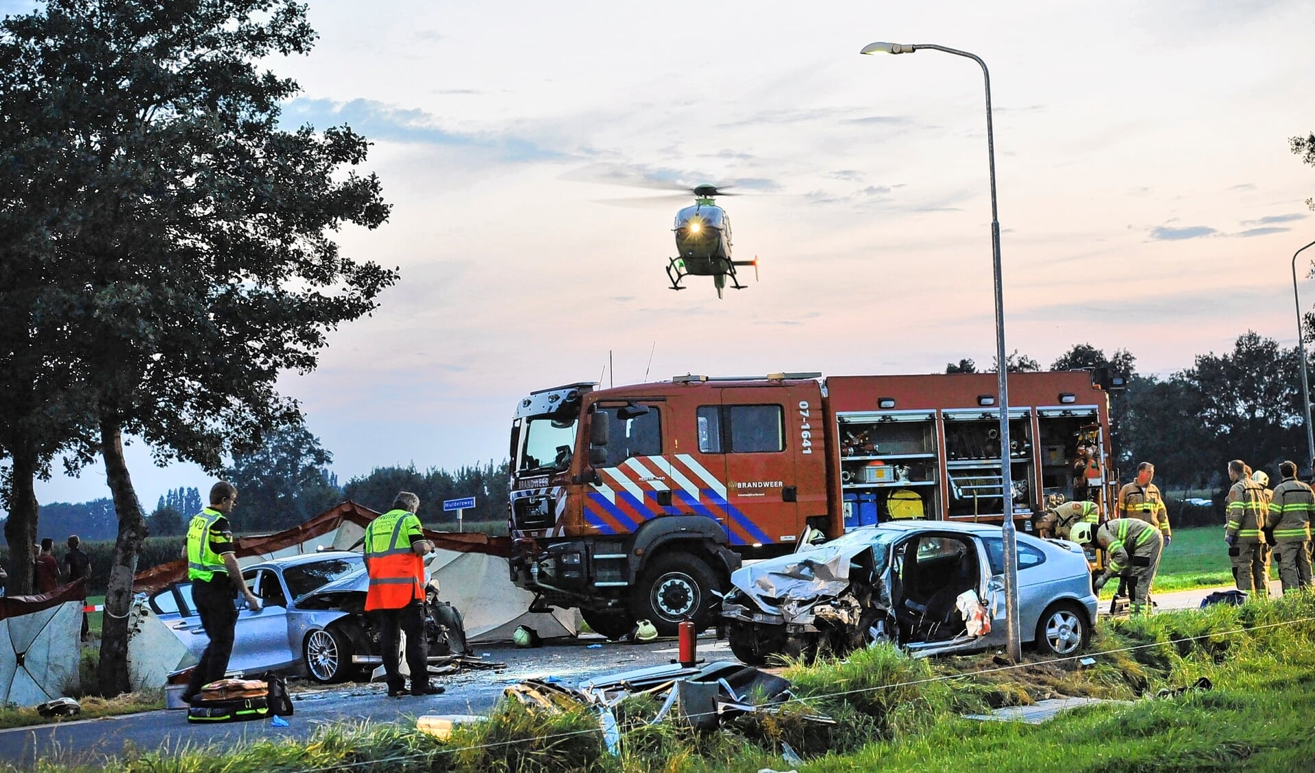 De frontale botsing zorgde voor een enorme klap