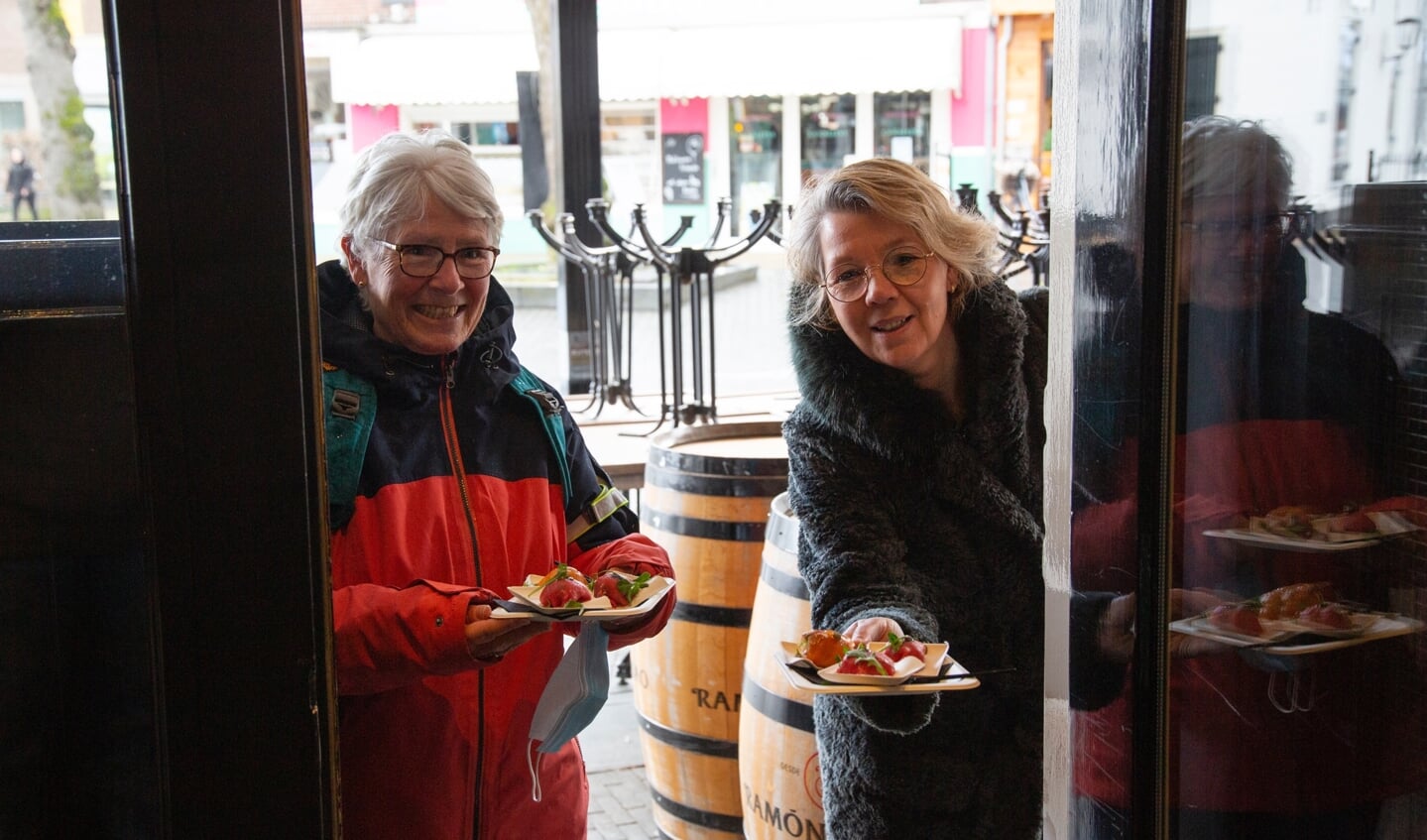 Wandelaars bezoeken cafe's in Barneveld en Voorthuizen (corona...)