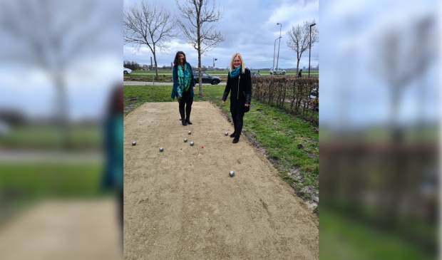 <p>Wethouder sport, Barbara de Reijke en Anky de Korne van Eigen Haard hebben de jeu de boulesbaan geopend.</p>