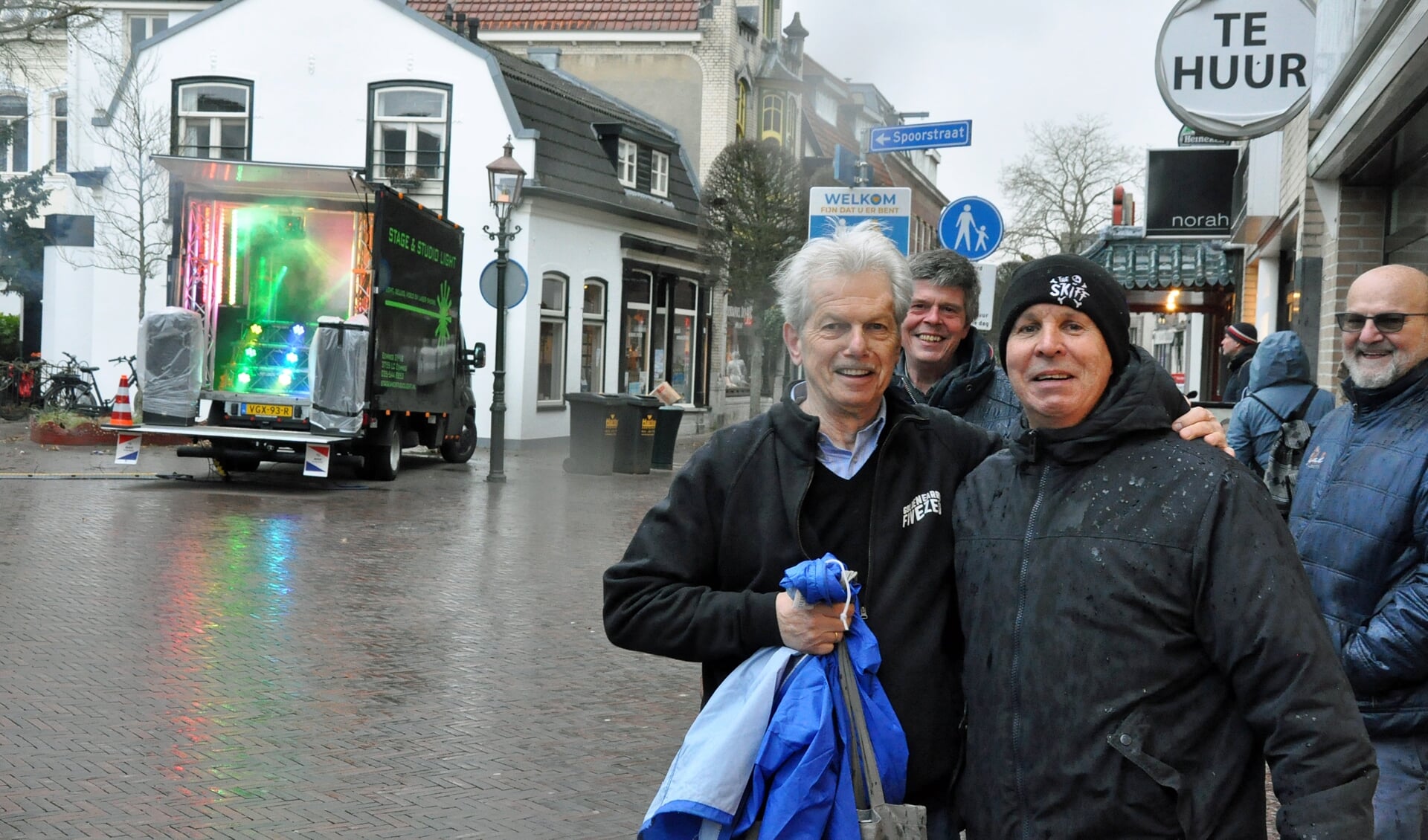 Nico Stokman (links) en Chris van Boeijen beleefden het eerbetoon aan George Kooymans intens.