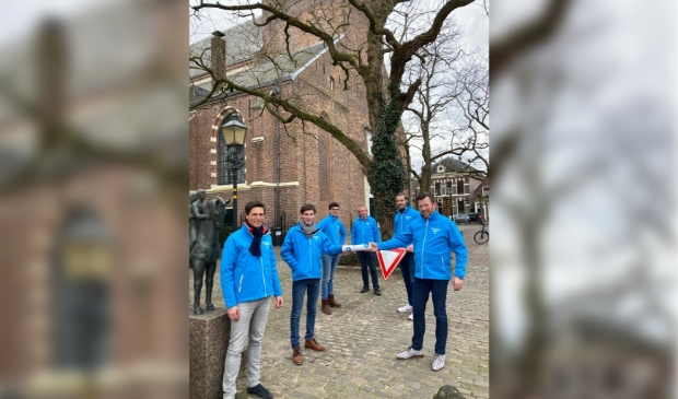 Nijkerkse afdeling ontvangt de koker van de Puttense afdeling