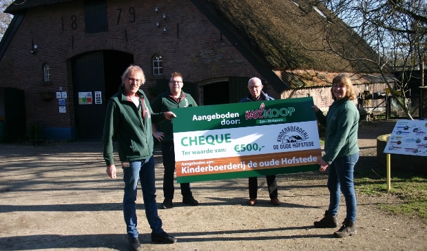 V.l.n.r. Marco en Sander de Bock van Welkoop, Ap Dominicus, voorzitter en Annemiek van Maarschalkerweerd, beheerder van De Oude Hofstede.