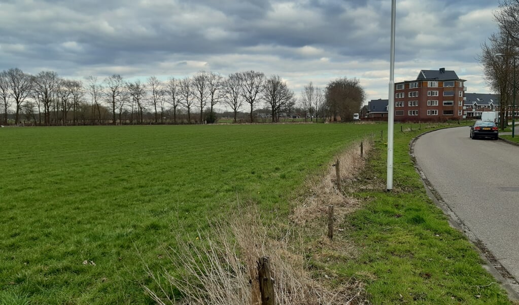 Een deel van het stuk grond waar de wijk Mastenbroek II moet komen.-, gezien vanaf de Ruurd Visserstraat. Op de achtergrond: Mastenbroek I.