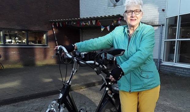 Nel met haar fiets klaar om in april 280km te fietsen
