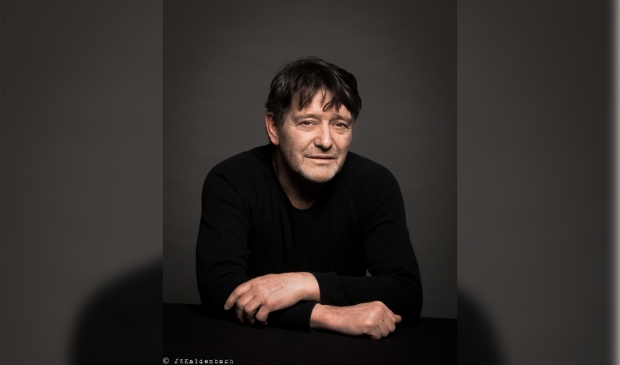 <p>Pierre Bokma speelt Wit Konijn Rood Konijn.</p>