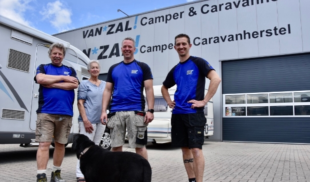 <p>Het team van Van Zal, vanaf links: Jan, Gertrud en Jerry van Zal en Jeffry Wassenaar.</p>