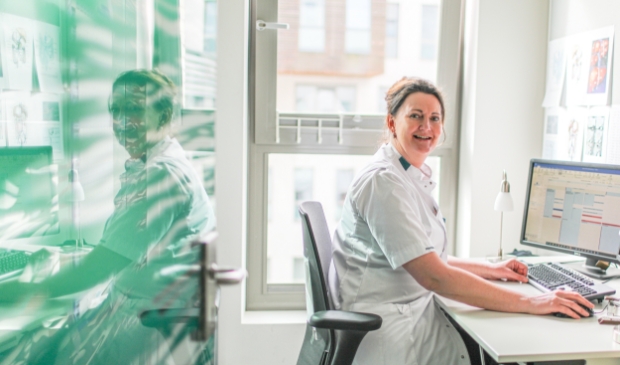 Verpleegkundig specialist Linda Groot is een vast gezicht voor patiënten met darmkanker