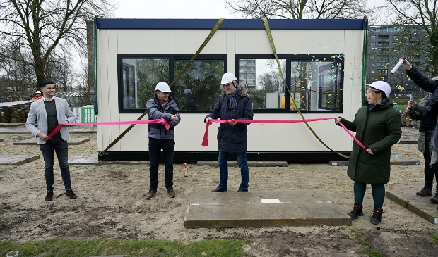 <p>Kia Hosseini van de Firma Snel, wethouder Piet Vat, Gert de Bruin van de kringloopwinkel en Mirjam Lankreijer van de Sociale Moestuin waren blij met het nieuwe onderkomen.</p>