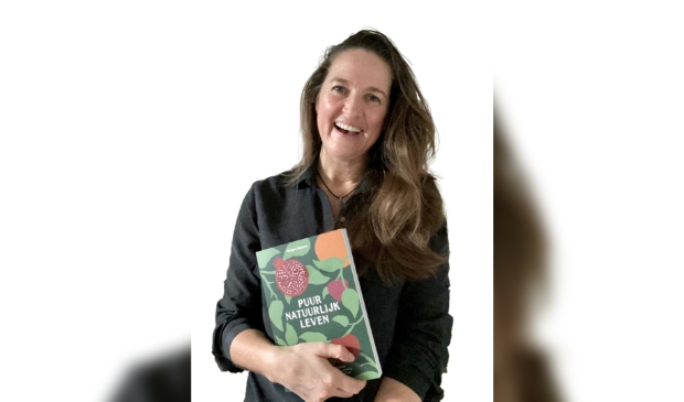 Mirjam Henzen met kookboek Puur Natuurlijk Leven