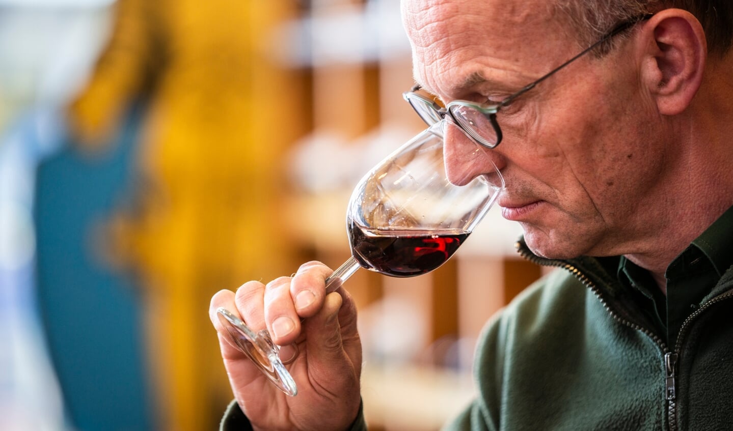 Wijnspecialist Ben Erkens: ,,Houd het glas bij de steel of de voet vast.'' 