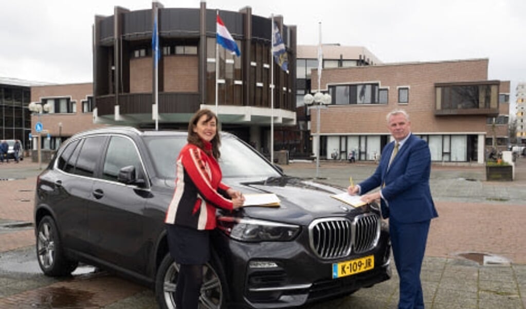 Wethouder Marja Ruigrok en gedeputeerde Jeroen Olthof tekenen de samenwerkingsovereenkomst. Wethouder Ruigrok tekent deze overeenkomst ook als lid van het Dagelijks Bestuur van de Vervoerregio Amsterdam.   