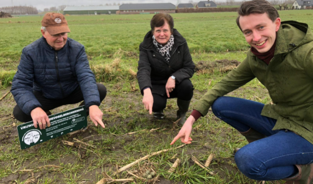 <p>v.l.n.r.: Bram Koudijs, mevrouw Boon en wethouder Jan Pieter van der Schans</p>