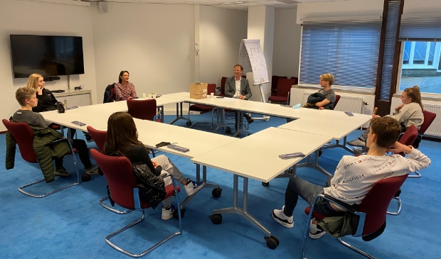 <p>Wethouder Berkhout in gesprek met leerlingen van het HWC.</p>