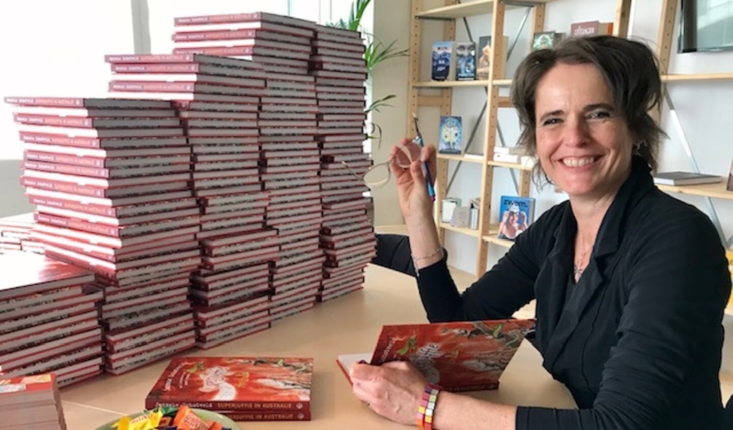 Janneke Schotveld signeert 225 Superjuffies in Australië voor kinderboekhandels.
