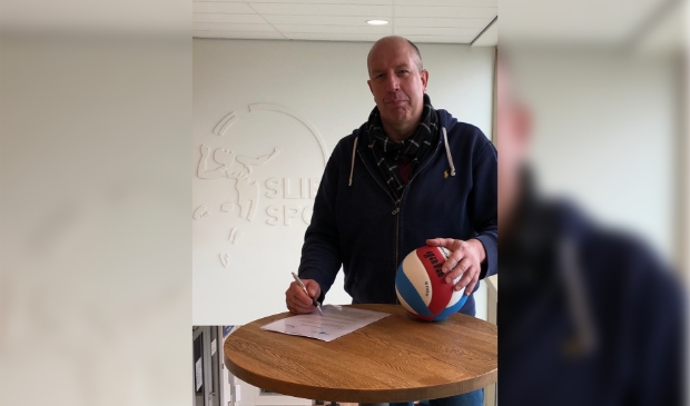 <p>Mark Meuleman ondertekent het contract voor de hernieuwde samenwerking via o.a. de Business Club in De Basis.</p>