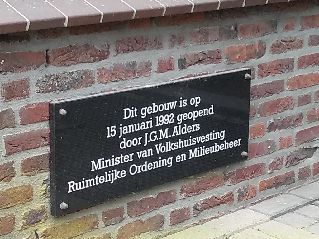 <p>Met de komst van de CNV werd het gebouw in 1992 heropend door de minister. <em>Het bord werd deze week door Van Oord gered van de sloophamer.</em></p>