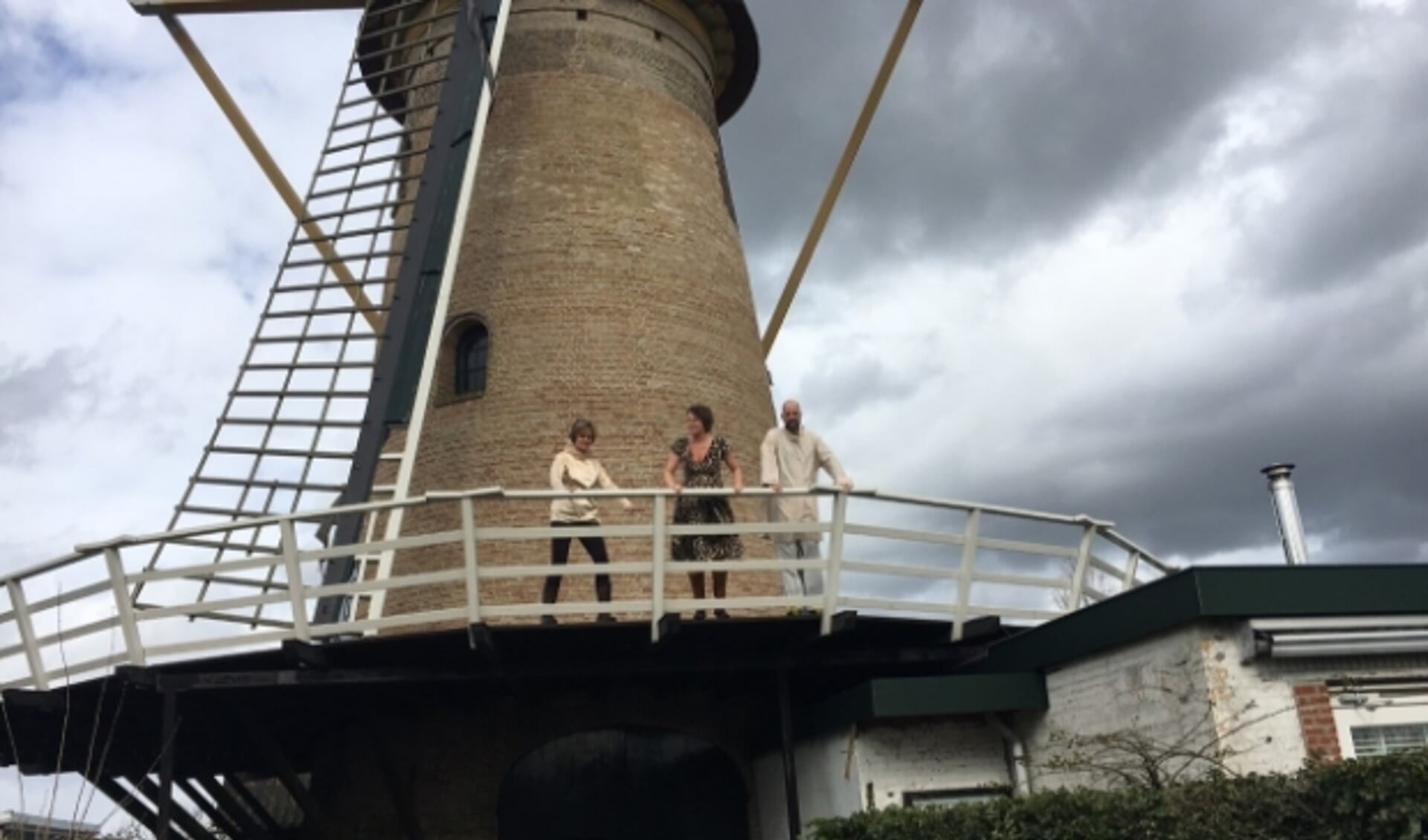 Nelly van der Geest, Helene Kalisvaart en Diederik Vollenga verzorgen een act op de molen.