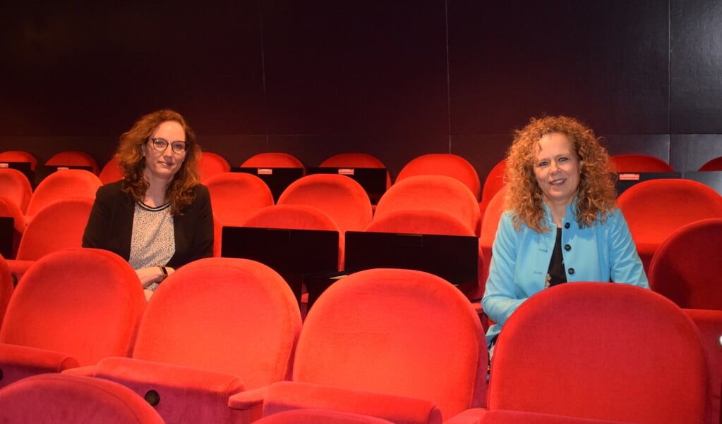 Judith Hoegen (l) en Danielle de Bruyn: ,,Het gaat goed met Theater de Speeldoos, ondanks de rare tijd waarin we leven."