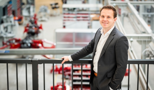 <p>Exportmanager David Fokker in de productiehal van Hoeflon op Harselaar-Zuid.</p>
