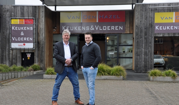 <p>Adviseurs Tijn van der Grift (rechts) en Gijs Langendoen voor de showroom van Van den Hazel aan de Birkstraat in Soest.</p>