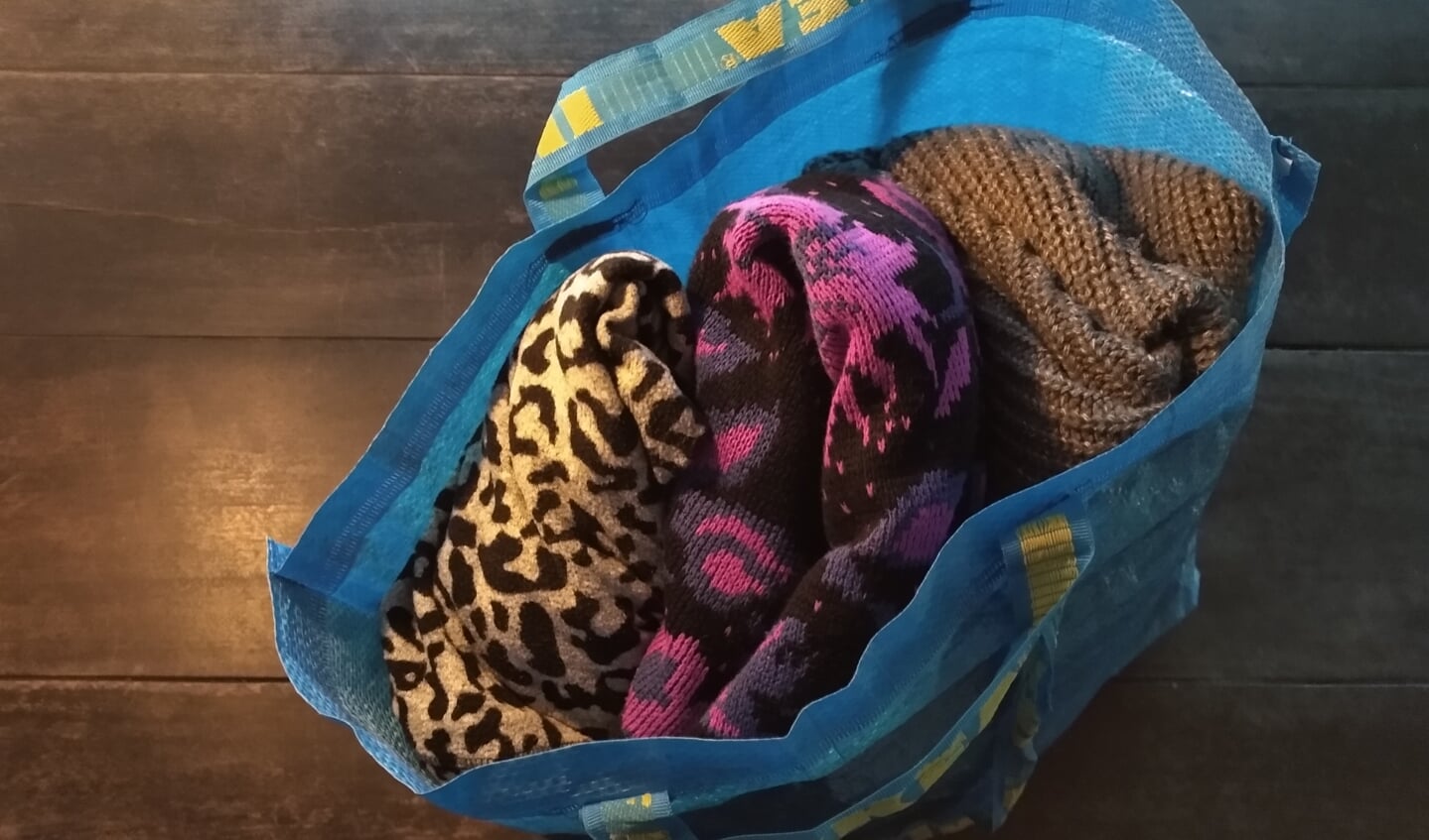 Vul een tas met kleding die je niet meer draagt en geeft het door
