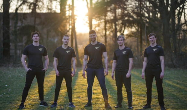 <p>Van links naar rechts Kristan van Hierden, Thomas Swart, Dominique Surquin, Bram Van Den Hoven en René Surquin.</p>