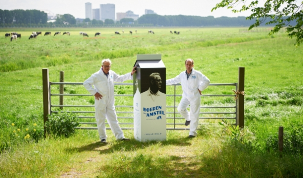 De melk wordt in de buurt verkocht.