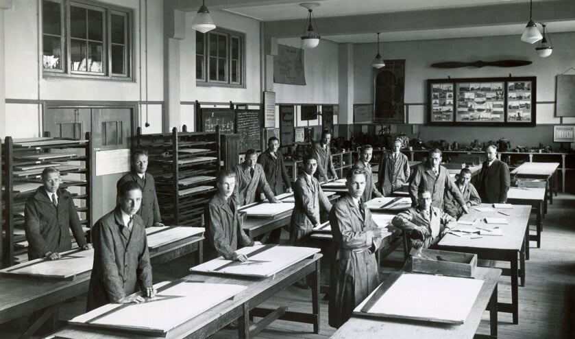 ca. 1935 -  2e en 3e leerjaar MTS in tekenzaal