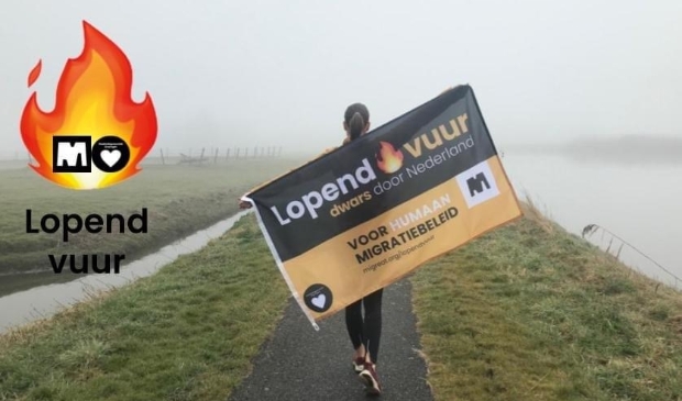 <p>Onder de noemer 'Lopend Vuur' houdt een groep demonstranten een wake .</p>