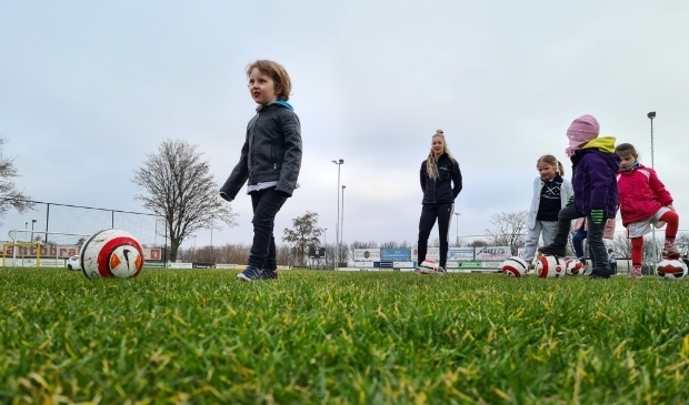 <p>Kinderen maken spelenderwijs kennis met voetbal tijdens SAM mini-ochtend.</p>