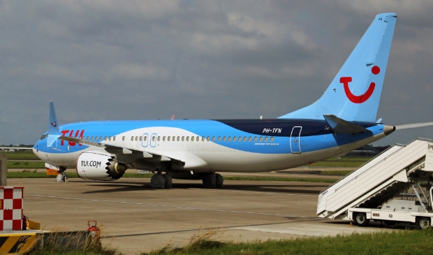 <p>De 737-MAX-8 van TUI, in de opslag op Schiphol-Oost tijdens het vliegverbod.</p>
