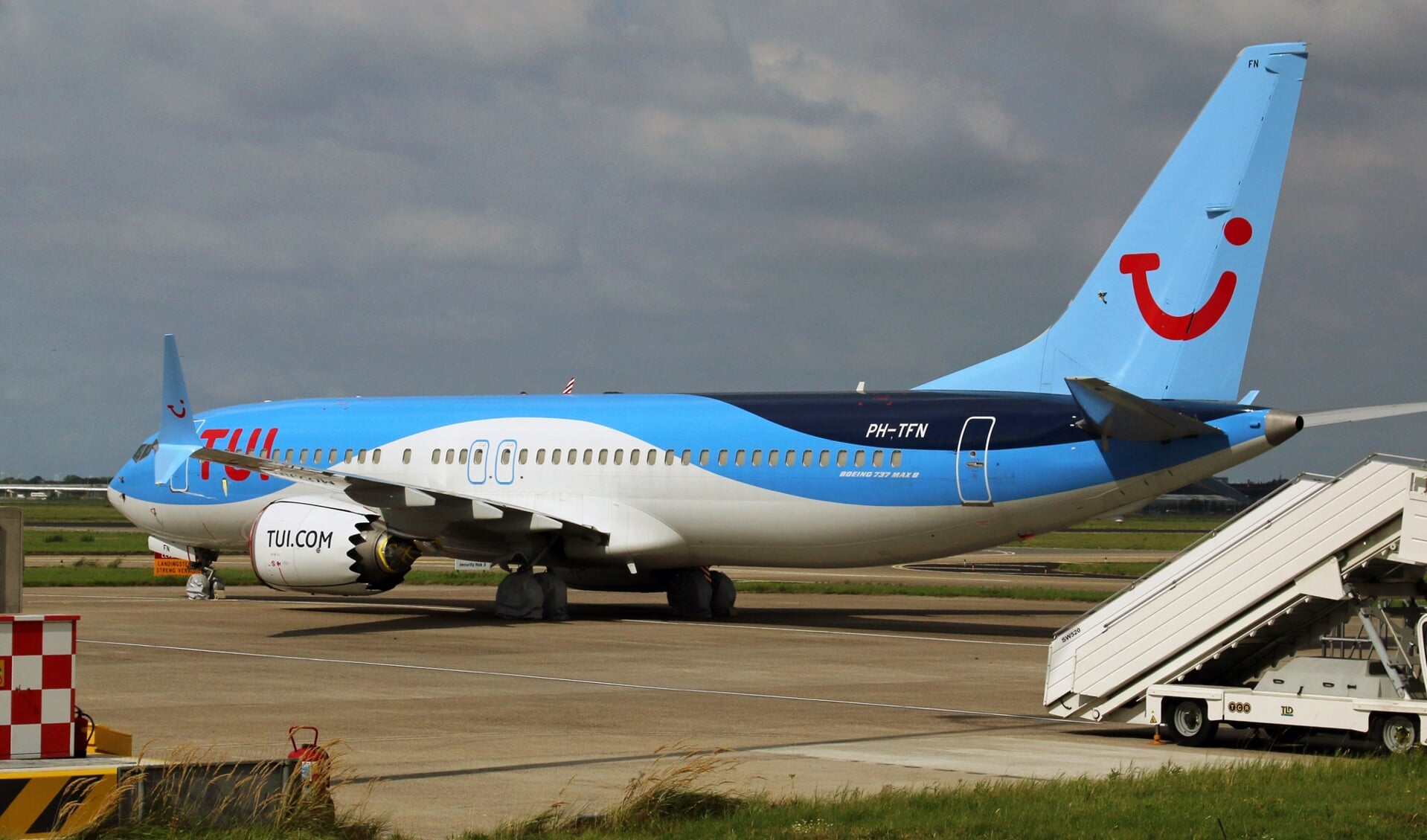 De 737-MAX-8 van TUI, in de opslag op Schiphol-Oost tijdens het vliegverbod.