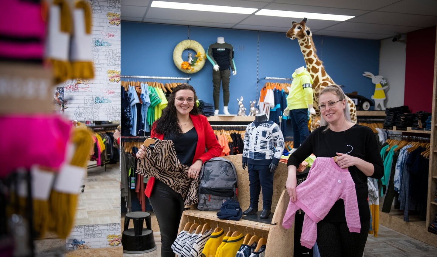 Mariska Ros-Boogaard en Nadine Vogel in de winkel aan Buitendams.