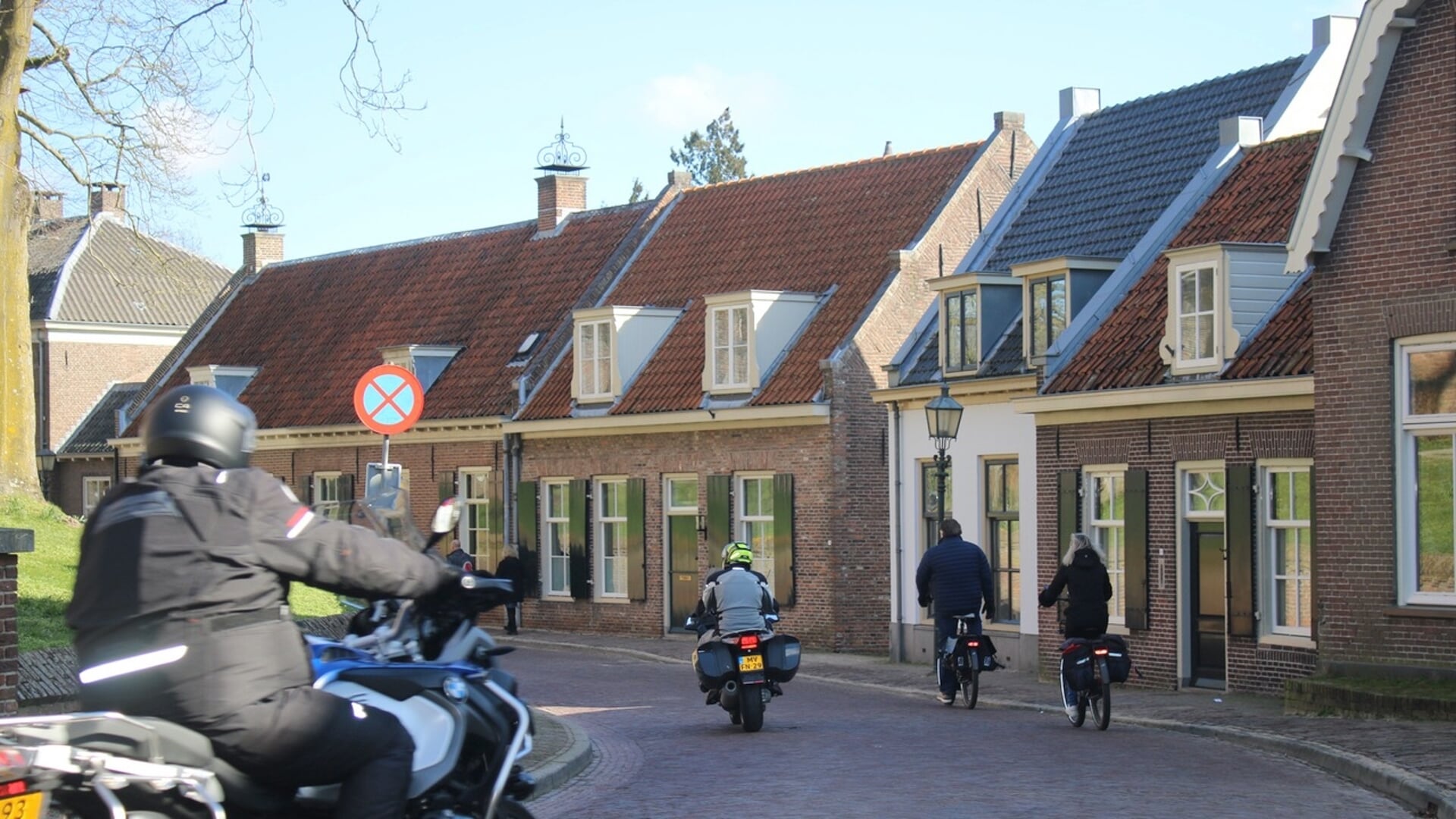 Vooral tijdens zonnige weekenden trekken grote groepen motorrijders via de Lekdijk het oude dorp binnen en veel inwoners zijn dat beu.